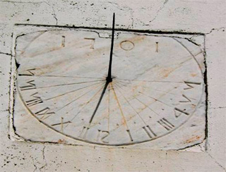 Reloj de sol en Cortelazor La Real, Huelva, España
