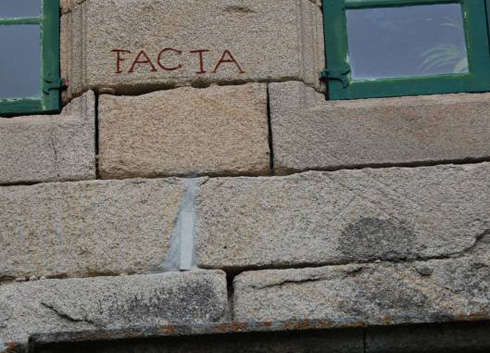 Reloj adicional en el ala oeste del claustro (foto de Pedro Novella)