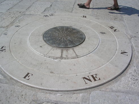 HR Istria Rovinj-001-04 Rosa de los vientos Plaza del Puerto