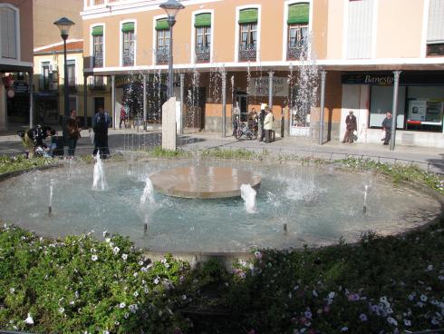 ES_CLM_CRE Daimiel-001-01 Reloj-en-fuente-de-la-Plaza-España